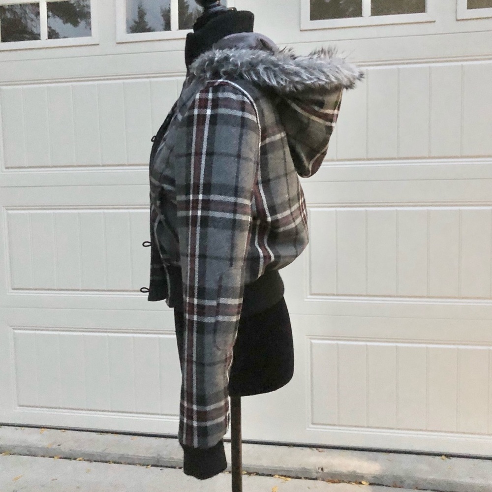 Cropped Puffer Jacket - image 4